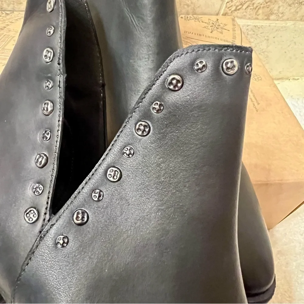 NIB FREE PEOPLE Studded Charm Double V Boot in black leather women’s size 11